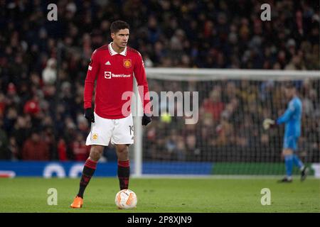 Manchester, Großbritannien. 09. März 2023. Varane während des UEFA Europa League Fußballspiels zwischen Manchester United und Real Betis Credit: CORDON PRESS/Alamy Live News Stockfoto