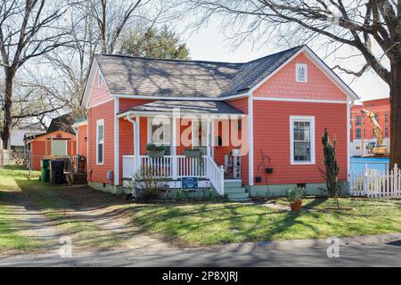 CHARLOTTE, NC-5. MÄRZ 2023: Bezirk Noda. Kleines Landhaus, bemalte Aprikose. Stockfoto