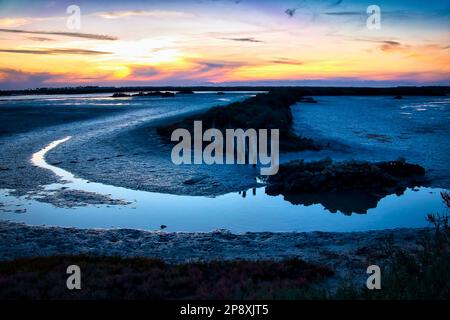 Atemberaubende Landschaft. Dramatischer Sonnenuntergang. Carboneros Marshes, in Chiclana de la Frontera, Provinz Cadiz, autonome Gemeinschaft Andalusien, Spanien. Stockfoto