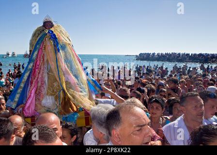 Sainte Sara. Segen auf See. Prozession während der jährlichen Zigeunerpilgerfahrt in Les Saintes Maries de la Mer (Mai), Camargue, Bouches du Rhone, Frankreich Stockfoto