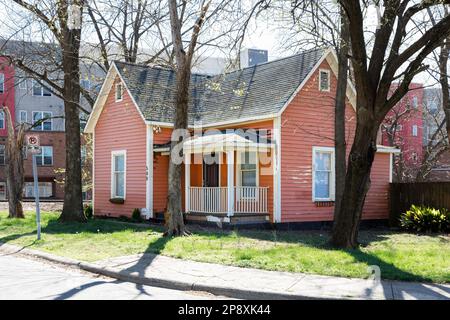 CHARLOTTE, NC-5. MÄRZ 2023: Bezirk Noda. Kleines Landhaus, bemalte Aprikose. Stockfoto