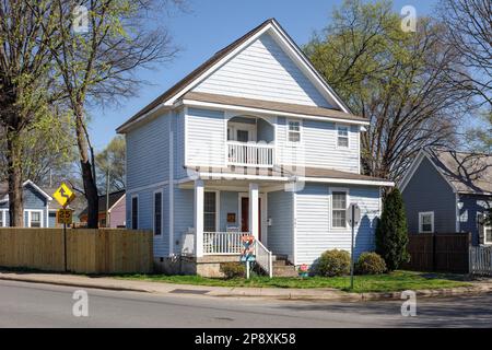 CHARLOTTE, NC-5. MÄRZ 2023: Bezirk Noda. Zweistöckiges Ferienhaus mit einer halben Veranda. Stockfoto