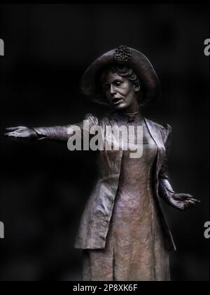 Statue der Emmeline Pankhurst von Hazel Reeves auf dem St. Peter's Square in Manchester - Rise Up Women Stockfoto