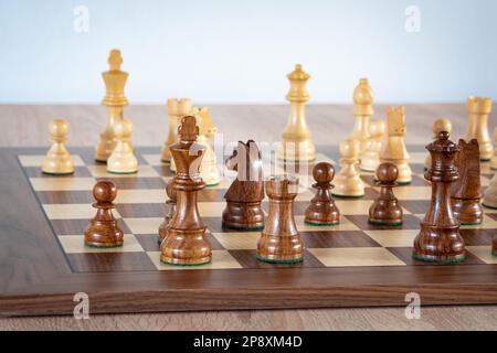 Figuren auf einem Schachbrett Stockfoto