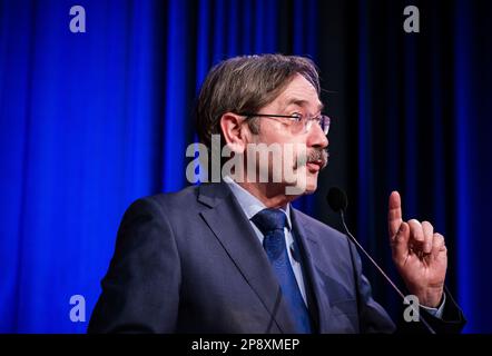 AMSTERDAM - (VLNR) Theo Bovens (CDA) während der Wahldebatte mit Parteiführern für den Senat im Vorfeld der Provinzratswahlen. Während der Debatte werden die verschiedenen Krisen diskutiert, mit denen das Land konfrontiert ist, wie die Stickstoffkrise und die Einwanderungskrise. ANP BART MAAT niederlande out - belgien out Stockfoto