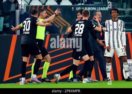 Turin, Italien. 09. März 2023. Fußball: Europa League, Juventus Turin - SC Freiburg, Runde 16, erste Etappe, Allianz-Stadion. Schiedsrichter Anastasios Sidiropoulos (2. von links) nimmt Freiburgs Tor nach einem Handball ab. Kredit: Tom Weller/dpa/Alamy Live News Stockfoto