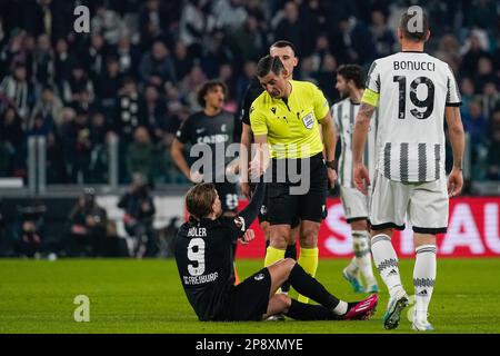 Turin, Italien - 9. März 2023, Tasos Sidiropoulos (Schiedsrichter) und Lucas Holer (SC Freiburg) während der UEFA Europa League, Runde 16, 1.-teiliges Fußballspiel zwischen Juventus FC und SC Freiburg am 9. März 2023 im Allianz-Stadion in Turin, Italien - Foto: Morgese-rossini/DPPI/LiveMedia Stockfoto