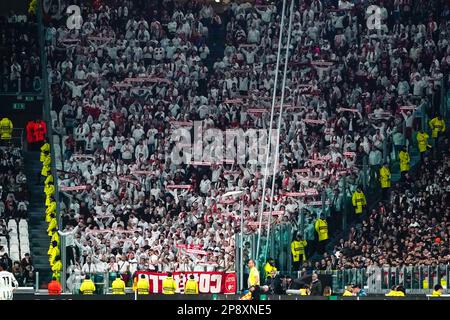 Turin, Italien - 9. März 2023, SC Freiburg-Fans während der UEFA Europa League, Runde 16, 1.-teiliges Fußballspiel zwischen dem FC Juventus und dem FC Freiburg am 9. März 2023 im Allianz-Stadion in Turin, Italien - Foto Luca Rossini/E-Mage Stockfoto