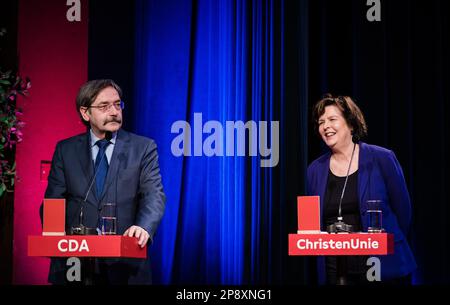 AMSTERDAM - (VLNR) Theo Bovens (CDA) und Tineke Huizinga-Heringa (Christenunie) während der Wahldebatte mit Parteiführern des Senats im Vorfeld der Provinzwahlen. Während der Debatte werden die verschiedenen Krisen diskutiert, mit denen das Land konfrontiert ist, wie die Stickstoffkrise und die Einwanderungskrise. ANP BART MAAT niederlande out - belgien out Stockfoto