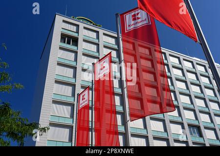 Köln, Deutschland August 13 2022: Flaggen des supermarkts kaufland in köln ehrenfeld vor dem ehemaligen Gebäude der Parfümfabrik 4711 Stockfoto