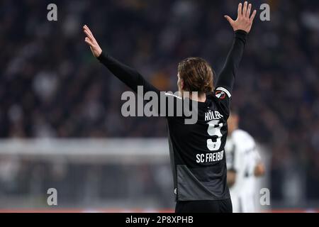 Lucas Holer von SC Freiburg Gesten während der UEFA Europa League-Runde von 16 ersten Teilchenspielen zwischen dem FC Juventus und dem FC Freiburg im Allianz-Stadion am 9 2023. März in Turin, Italien. Stockfoto