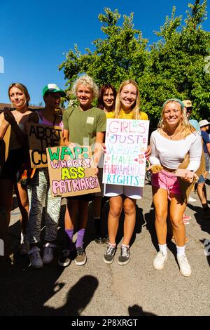 Die örtliche Gemeinschaft stellt sich als Frauenmarsch heraus, der gegen den Sturz von Roe gegen Wade in einer kleinen Stadt protestiert. Ojai, Kalifornien. Stockfoto