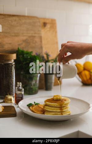 Das Pfannkuchenfrühstück wird in einer neutralen Küche serviert Stockfoto