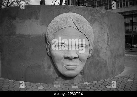 9. März 2023: KÖNIGIN LATIFAH erscheint zur Enthüllung des Harriet Tubman Monuments am Tubman Square in Newark, New Jersey. „Shadow a Face“ von der Künstlerin Nina Cooke John ersetzt ein Statut von Christopher Columbus, das im Sommer 2020 entfernt wurde (Kreditbild: © Brian Branch Price/ZUMA Press Wire), NUR REDAKTIONELLE VERWENDUNG! Nicht für den kommerziellen GEBRAUCH! Stockfoto