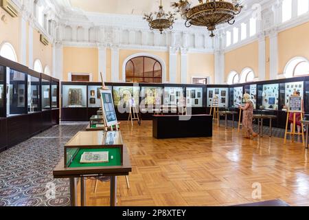 Kutaisi, Georgia, 04.06.21. Niko Berdzenishvili Kutaisi State History Museum, Hauptausstellungsraum mit Glasausstellungen im alten Stil in klassischem Gebäude Stockfoto