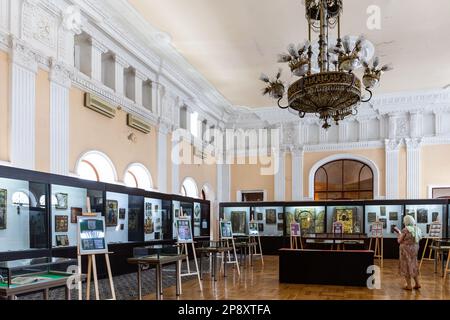 Kutaisi, Georgia, 04.06.21. Niko Berdzenishvili Kutaisi State History Museum, Hauptausstellungsraum mit Glasausstellungen im alten Stil in klassischem Gebäude Stockfoto