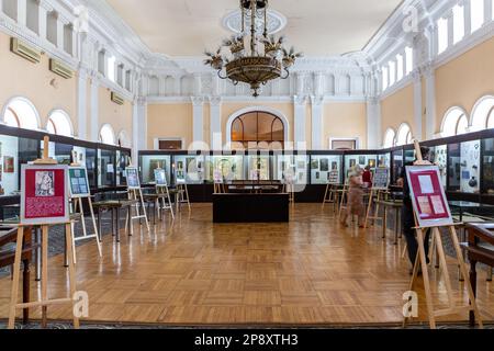 Kutaisi, Georgia, 04.06.21. Niko Berdzenishvili Kutaisi State History Museum, Hauptausstellungsraum mit Glasausstellungen im alten Stil in klassischem Gebäude Stockfoto