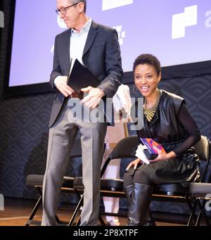 9. März 2023: BOB CARRIGAN, CEO, Audible, Left Show Artist, NINA COOKE JOHN für die Enthüllung des Harriet Tubman Monument im Audible in Newark, New Jersey. "Schatten auf ein Gesicht" ersetzt ein Statut von Christoph Kolumbus, das im Sommer 2020 entfernt wurde. (Kreditbild: © Brian Branch Price/ZUMA Press Wire) NUR REDAKTIONELLE VERWENDUNG! Nicht für den kommerziellen GEBRAUCH! Stockfoto