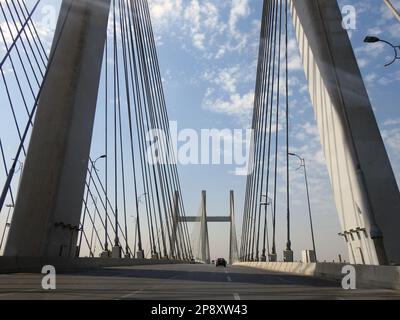 Kairo, Ägypten, März 9 2023: The Rod El Farag Axis Tahya Misr Masr Bridge, die weltweit größte Seilbahnbrücke laut Guinness World Recor Stockfoto