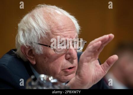 Washington, Vereinigte Staaten. 09. März 2023. United States Senator Bernie Sanders (Independent of Vermont) befragt Alan Shaw, Präsident und CEO der Norfolk Southern Corporation, während einer Anhörung des Senatsausschusses für Umwelt und öffentliche Arbeiten, um den Schutz der öffentlichen Gesundheit und der Umwelt nach dem Entgleisen des Norfolk Southern-Zuges und der Freisetzung von Chemikalien in Ost-Palästina zu untersuchen; Ohio, im Dirksen Senate Office Building in Washington, DC, Donnerstag, 9. März 2023. Kredit: Rod Lamkey/CNP/dpa/Alamy Live News Stockfoto