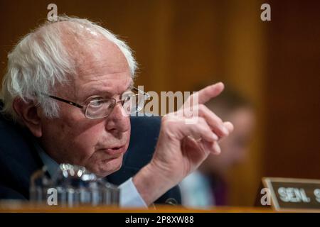 Washington, Vereinigte Staaten. 09. März 2023. United States Senator Bernie Sanders (Independent of Vermont) befragt Alan Shaw, Präsident und CEO der Norfolk Southern Corporation, während einer Anhörung des Senatsausschusses für Umwelt und öffentliche Arbeiten, um den Schutz der öffentlichen Gesundheit und der Umwelt nach dem Entgleisen des Norfolk Southern-Zuges und der Freisetzung von Chemikalien in Ost-Palästina zu untersuchen; Ohio, im Dirksen Senate Office Building in Washington, DC, Donnerstag, 9. März 2023. Kredit: Rod Lamkey/CNP/dpa/Alamy Live News Stockfoto