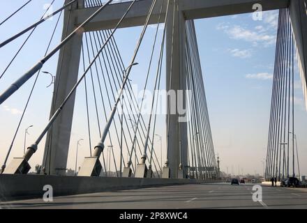 Kairo, Ägypten, März 9 2023: The Rod El Farag Axis Tahya Misr Masr Bridge, die weltweit größte Seilbahnbrücke laut Guinness World Recor Stockfoto