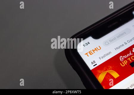 Logo der US-amerikanischen Online-Marketplace-Site Temu auf der iPhone-Website. Temu, LLC ist eine Tochtergesellschaft der PDD Holdings Inc. Mit Sitz in China (ebenfalls Eigentümer von Pinduoduo). Stockfoto