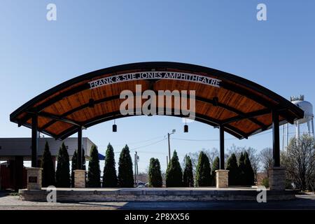 NEWTON, NC, USA - 5. MÄRZ 2023: Das Frank & Sue Jones Amphitheater wurde 2019 errichtet. Eingerahmt vor blauem Himmel. Stockfoto