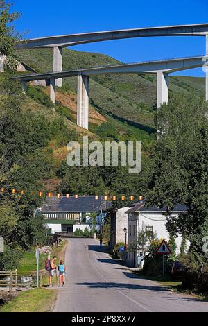 Pilgern in der Nähe von Ruitelán. Im Hintergrund Brücken der Autobahn (a-6). Provinz León. Spanien. Camino de Santiago Stockfoto