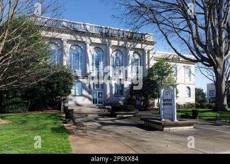 NEWTON, NC, USA – 5. MÄRZ 2023: Historisches Catawba County Court House aus dem Jahr 1924, Gebäude und Denkmal. Granitgebäude im Renaissance-Stil. Stockfoto