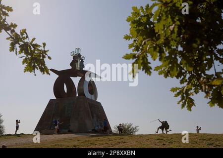 Pilger in Monte del Gozo. Und ein Denkmal, das dem Besuch von Papst johannes paul II. Gewidmet ist Provinz Coruña.Spanien. Camino de Santiago Stockfoto