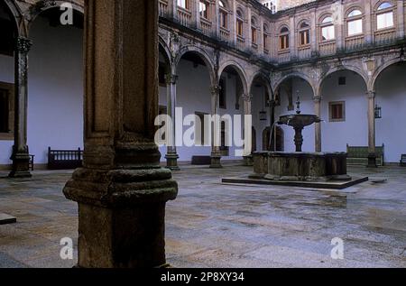 Innenhof des Hostals Los Reyes Catolicos (die katholischen Könige). Parador Nacional de Turismo (staatliches Hotel). Santiago de Compostela. Provinz Coruña. Stockfoto