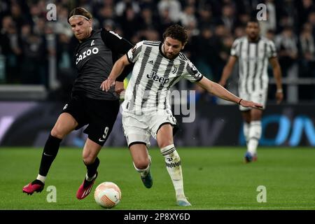 Turin, Italien. 09. März 2023. Lucas Holer von SC Freiburg und Manuel Locatelli vom FC Juventus treten während des Fußballspiels der Europa League zwischen dem FC Juventus und Freiburg im Juventus-Stadion in Torino (Italien) am 9. März 2023 um den Ball an. Foto Giuliano Marchisciano/Insidefoto Credit: Insidefoto di andrea staccioli/Alamy Live News Stockfoto