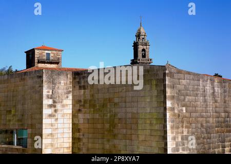 CGAC (Centro Gallego de Arte Contemporáneo). Und das Kloster und die Kirche San Domingos de Bonaval. Santiago de Compostela. Provinz Coruña.Spanien. Camino Stockfoto