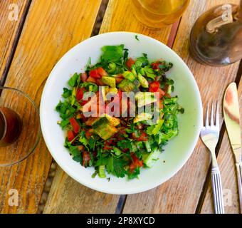 Türkischer Coban-Salat oder Shepherds-Salat in einer Schüssel Stockfoto