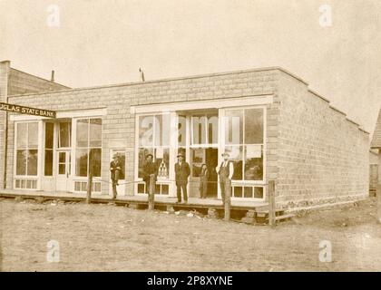 Wild West etwa 1900, Old West Town, Geschäfte, Bank, 1900er, Jahrhundertwende, Amerika, Westward Expansion, Douglas State Bank. Stockfoto