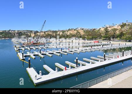 DANA POINT, KALIFORNIEN - 8. FEBRUAR 2023: Bootsrampen werden in der Dana Point Marina repariert. Stockfoto