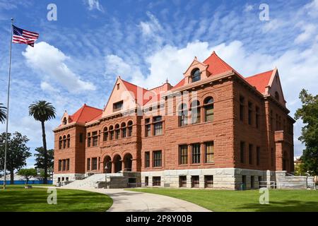 SANTA ANA, KALIFORNIEN - 6. MÄRZ 2023: Das historische Old Orange County Courthouse im Zentrum von Santa Ana. Stockfoto