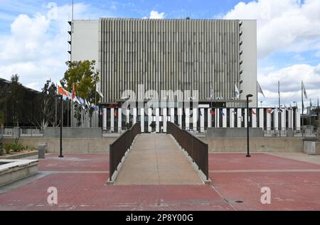 SANTA ANA, KALIFORNIEN - 6. MÄRZ 2023: Das Orange County Courthouse im Civic Center in der Innenstadt von Santa Ana. Stockfoto