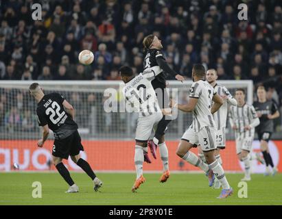 Turin, Italien. 09. März 2023. Lucas Holer von SC Freiburg und Alex Sandro von Juventus während der UEFA Europa League, Fußballspiel zwischen Juventus und Freiburg am 09. März 2023 im Allianz Stadium, Turin, Italien Foto Ndrerim Kaceli Credit: Independent Photo Agency/Alamy Live News Stockfoto