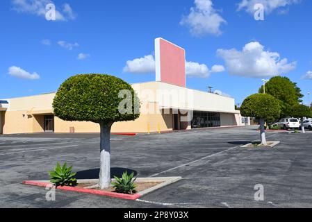 TUSTIN, KALIFORNIEN - 7. MÄRZ 2023: Parkplatz und farbenfrohes Gebäude im El Camino Plaza in der Altstadt von Tustin. Stockfoto