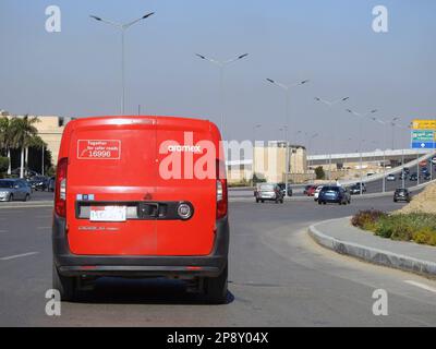 Kairo, Ägypten, März 8 2023: Aramex Vehicle for Shipment and Delivery, Aramex CO ist ein Logistikunternehmen, das weltweit an jedes Ziel liefert, internat Stockfoto