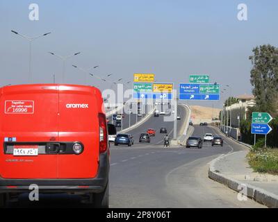 Kairo, Ägypten, März 8 2023: Aramex Vehicle for Shipment and Delivery, Aramex CO ist ein Logistikunternehmen, das weltweit an jedes Ziel liefert, internat Stockfoto