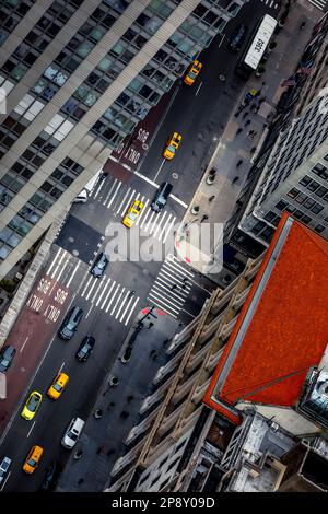 New York, USA - 26. April 2022: Gelbe Taxis in New York City. Blick auf Wolkenkratzer und die geschäftigen Straßen von New York City Stockfoto