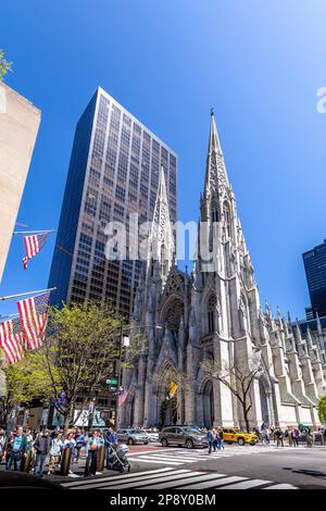New York, USA - 23. April 2022: Blick auf die St. Patricks Cathedral in Midtown Manhattan mit der berühmten 5. Avenue. Es ist ein dekoriertes, neogotisches R Stockfoto