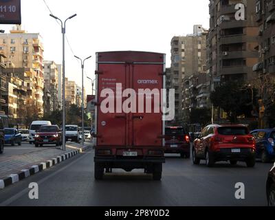 Kairo, Ägypten, März 8 2023: Aramex Vehicle for Shipment and Delivery, Aramex CO ist ein Logistikunternehmen, das weltweit an jedes Ziel liefert, internat Stockfoto