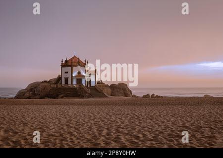 Göttliche Einsamkeit: Die Kapelle von Senhor da Pedra in der Abenddämmerung Stockfoto