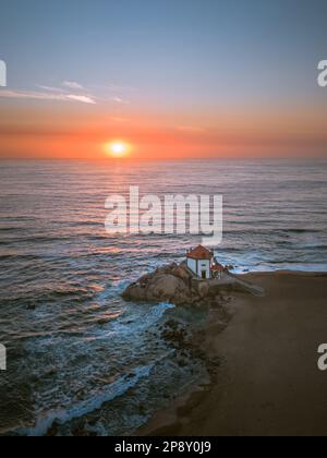 Göttliche Einsamkeit: Die Kapelle von Senhor da Pedra in der Abenddämmerung Stockfoto