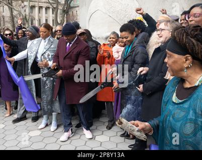 9. März 2023: Left, QUEEN LATIFAH, Newark Mayor, RAS BARAKA und NINA COOKE JOHN schnitten bei der Enthüllung des Harriet Tubman Monument im Audible in Newark, New Jersey, das Band. "Schatten auf ein Gesicht" ersetzt ein Statut von Christoph Kolumbus, das im Sommer 2020 entfernt wurde. (Kreditbild: © Brian Branch Price/ZUMA Press Wire) NUR REDAKTIONELLE VERWENDUNG! Nicht für den kommerziellen GEBRAUCH! Stockfoto