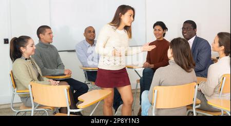 Frau, die sich mit dem multikulturellen Büropersonal bespricht Stockfoto